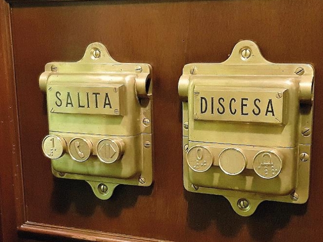 Lo specchio in ascensore